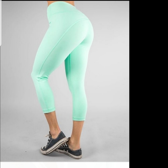 Buffbunny Crop Pants BNWOT - Picture 1 of 2